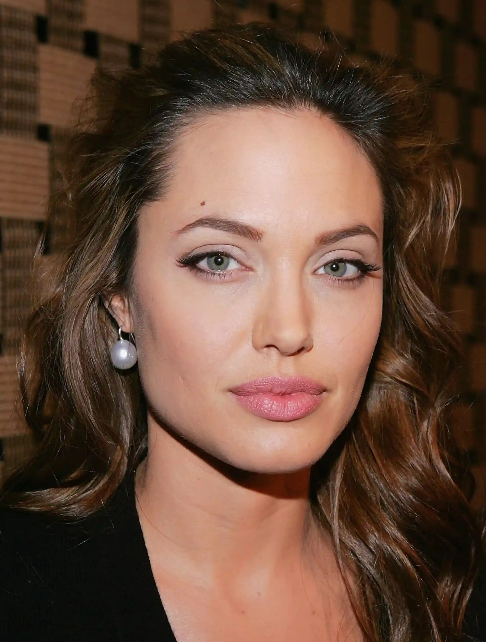 Angelina Jolie Age, Height, Husband, Net worth, Movies, & WikiBio